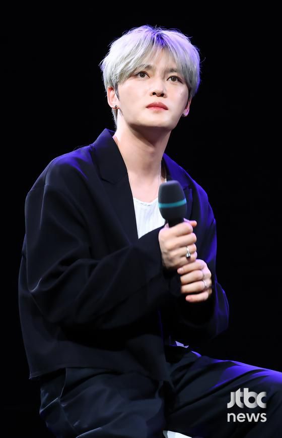 가수 김재중이 19일 오후 서울 상암 MBC에서 열린 EP '뷰티 인 카오스(Beauty in Chaos') 기자간담회에서 소감을 말하고 있다. 박세완 엔터뉴스팀 기자 park.sewan@jtbc.co.kr