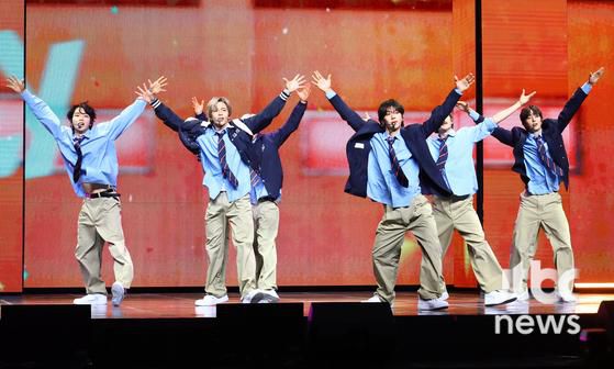 그룹 라이즈가 19일 오전 서울 블루스퀘어 SOL트래블홀에서 열린 첫 정규 앨범 '오디세이(ODYSSEY)' 쇼케이스에서 무대를 펼치고 있다. 박세완 엔터뉴스팀 기자 park.sewan@jtbc.co.kr