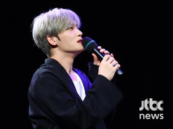 가수 김재중이 19일 오후 서울 상암 MBC에서 열린 EP '뷰티 인 카오스(Beauty in Chaos') 기자간담회에서 소감을 말하고 있다. 박세완 엔터뉴스팀 기자 park.sewan@jtbc.co.kr