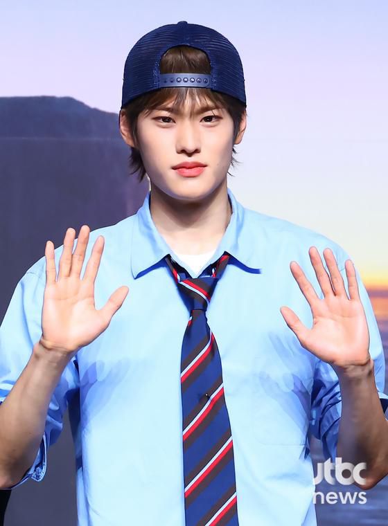 그룹 라이즈가 19일 오전 서울 블루스퀘어 SOL트래블홀에서 열린 첫 정규 앨범 '오디세이(ODYSSEY)' 쇼케이스에서 포토타임을 갖고 있다. 박세완 엔터뉴스팀 기자 park.sewan@jtbc.co.kr