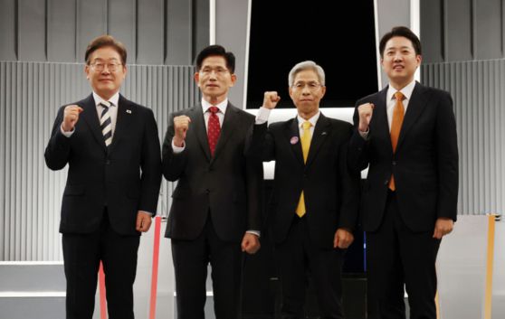 오늘(23일) 서울 KBS스튜디오에서 제21대 대선 2차 후보자 토론회가 열렸다. 토론회 시작 전 기념 촬영을 한 대선 후보들. 왼쪽부터 더불어민주당 이재명·국민의힘 김문수·민주노동당 권영국·개혁신당 이준석 후보. 〈사진=국회사진기자단·연합뉴스〉