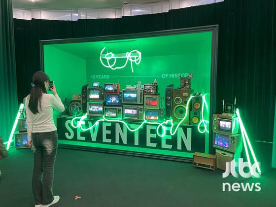 25일 반포한강공원 세빛섬 일대에서는 세븐틴의 데뷔 10주년을 기념한 대형 오프라인 이벤트 '비-데이 파티(B-DAY PARTY)'의 마지막 날 행사가 열렸다. 〈사진=JTBC엔터뉴스〉