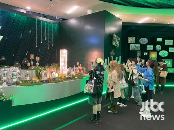 25일 반포한강공원 세빛섬 일대에서는 세븐틴의 데뷔 10주년을 기념한 대형 오프라인 이벤트 '비-데이 파티(B-DAY PARTY)'의 마지막 날 행사가 열렸다. 〈사진=JTBC엔터뉴스〉