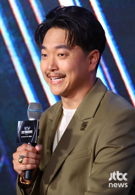 27일 오전 서울 SJ쿤스트할레에서 Mnet '월드 오브 스트릿 우먼 파이터' 제작발표회가 열렸다. 최정남 PD, 박진영, 마이크 송, 성한빈이 참석해 소감을 말하고 있다. 박세완 엔터뉴스팀 기자 park.sewan@jtbc.co.kr