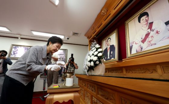 박근혜 전 대통령이 오늘(27일) 오전 경북 구미시 상모동에 있는 고 박정희 전 대통령 생가를 방문해 추모관에서 참배하고 있다. 〈사진=연합뉴스〉