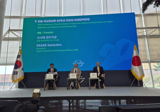 제주국제컨벤션센터에서 열린 제주포럼 '한일 국교정상화 60주년 의미와 미래협력방향 세션'에서 이원덕 국민대 일본학과 교수와 사사에 겐이치로 일본국제문제연구소(JIIA) 이사장, 신각수 전 주일대사가 대담을 나누고 있다.