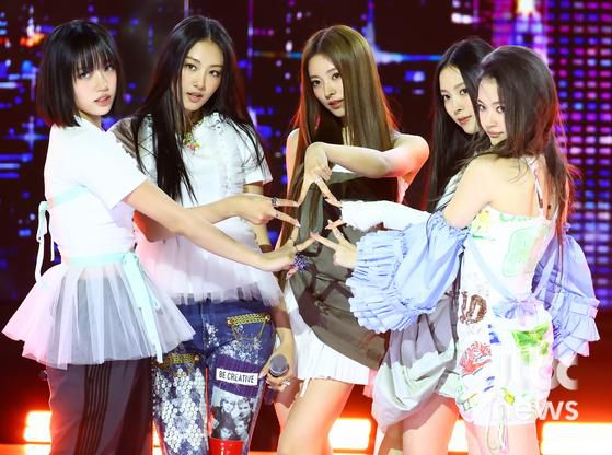 그룹 미야오(MEOVV)가 12일 오후 서울 SBS 프리즘타워에서 열린 첫 EP 'MY EYES OPEN VVIDE' 쇼케이스에서 공연을 펼치고 있다. 박세완 엔터뉴스팀 기자 park.sewan@jtbc.co.kr