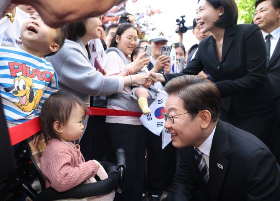 이재명 대통령과 김혜경 여사가 4일 인천 계양구 사저를 출발하며 어린이, 주민들과 인사하고 있다. 〈사진=연합뉴스〉