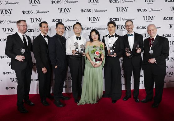 한국 창작 뮤지컬 '어쩌면 해피엔딩'(Maybe Happy Ending')이 8일(현지시간) 미국 뉴욕 라디오시티 뮤직홀에서 개최 된 미국 공연계 최고 권위 시상식 제78회 애뉴얼 토니 어워즈(Annual Tony Award·토니상)에서 작품상·남우주연상 등 6관왕을 차지하는 쾌거를 이룩하면서 공연계는 물론 K-컬처의 새 역사를 썼다. 〈사진=AP·연합뉴스〉