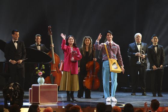 한국 창작 뮤지컬 '어쩌면 해피엔딩'(Maybe Happy Ending')이 8일(현지시간) 미국 뉴욕 라디오시티 뮤직홀에서 개최 된 미국 공연계 최고 권위 시상식 제78회 애뉴얼 토니 어워즈(Annual Tony Award·토니상)에서 작품상·남우주연상 등 6관왕을 차지하는 쾌거를 이룩하면서 공연계는 물론 K-컬처의 새 역사를 썼다. 〈사진=REUTERS·연합뉴스〉