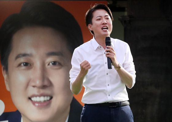 이준석 개혁신당 대선 후보가 2일 대구 수성구 수성못 상화동산에서 피날레 유세하고 있다. 〈사진=연합뉴스〉