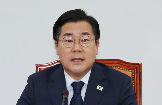 더불어민주당 박찬대 당 대표 직무대행 겸 원내대표가 12일 서울 여의도 국회에서 열린 고별 기자회견에서 퇴임 소회를 밝히고 있다. 〈사진=연합뉴스〉