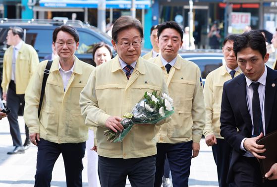 이재명 대통령이 12일 서울 용산구 이태원 참사 현장 '10·29 기억과 안전의 길'에서 헌화를 위해 이동하고 있다. 〈사진=연합뉴스〉