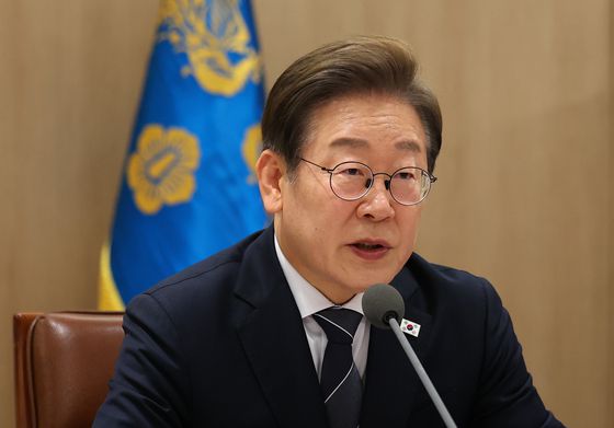 이재명 대통령이 13일 용산 대통령실에서 이스라엘의 이란 공습관련 경제안보 긴급 점검회의를 하고 있다. 〈사진=연합뉴스〉