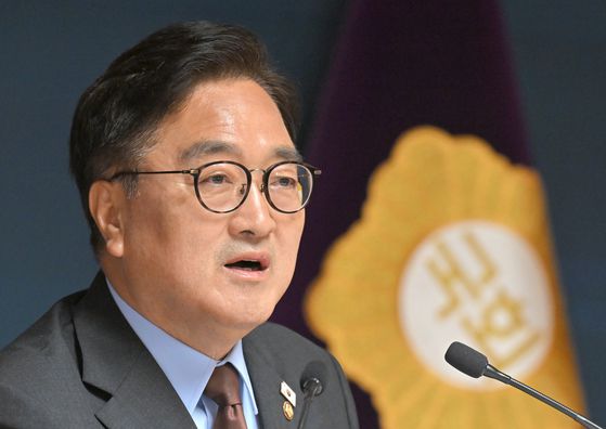 우원식 국회의장이 지난 11일 국회 사랑재에서 열린 취임 1주년 기자간담회에서 취재진의 질문에 답변하고 있다. 〈사진=국회사진기자단〉