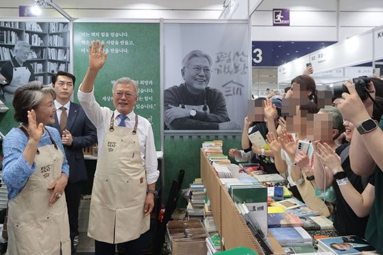 문재인 전 대통령이 오늘(18일) 서울 강남구 삼성동 코엑스에서 열린 2025 서울국제도서전에서 평산책방을 찾은 독자들과 인사하고 있다. 〈사진=연합뉴스〉