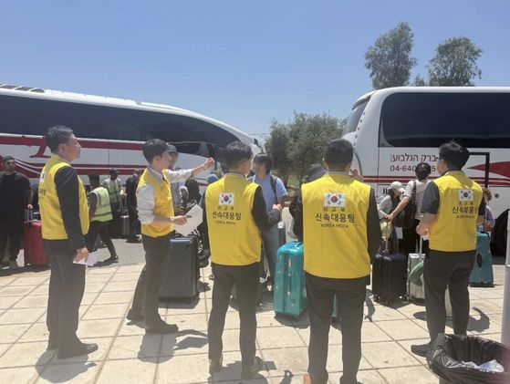 요르단 국경검문소에서 외교부 신속대응팀이 영사조력을 하고 있다. 〈사진=외교부 제공〉