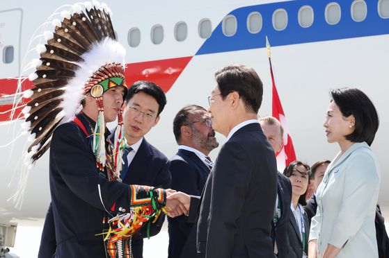 51차 주요 7개국(G7) 정상회의 참석하는 이재명 대통령이 16일(현지시간) 캐나다 앨버타주 캘거리국제공항에 도착해 캘거리 인근 캐나다 원주민 부족장과 인사하고 있다. 〈출처 : 연합뉴스〉