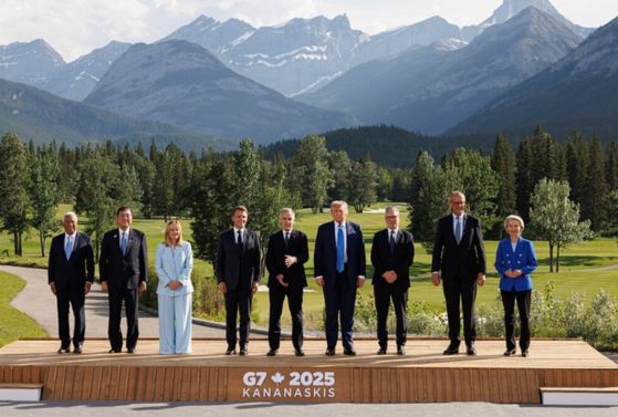 16일(현지시간) 캐나다 알버타주 카나나스키스에서 열린 G7 정상회의에 참석한 안토니오 코스타(왼쪽부터) 유럽연합 이사회 의장, 이시바 시게루 일본 총리, 조르지아 멜로니 이탈리아 총리, 에마뉘엘 마크롱 프랑스 대통령, 마크 카니 캐나다 대통령, 도널드 트럼프 미국 대통령, 키어 스타머 영국 총리, 프리드리히 메르츠 독일 총리, 우르줄라 폰데어라이엔 유럽연합 집행위원장이 기념사진을 촬영하고 있다. 〈출처 : 연합뉴스, UPI〉
