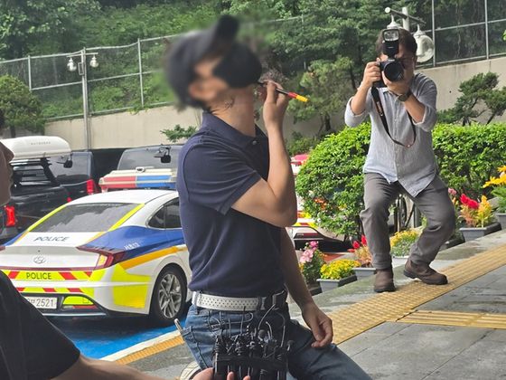 지난해 서울 강남역 의대생 살인 사건 피해자의 아버지가 오늘(20일) 서울 서초경찰서 앞에서 최모(26)씨의 범행 과정을 재연하며 설명하고 있다. 〈사진=연합뉴스〉