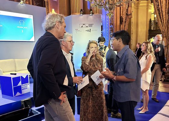 써밋 참석자들과 이야기를 나누는 이수만 A2O엔터테인먼트 키 프로듀서 겸 비저너리 리더(오른쪽) 〈사진=A2O엔터테인먼트〉