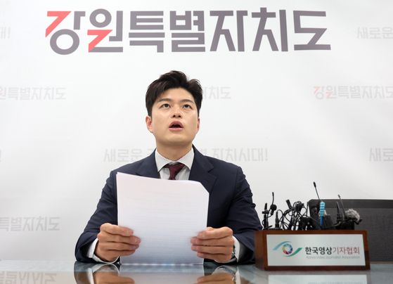 김용태 국민의힘 비상대책위원장이 23일 강원 춘천시 강원특별자치도청을 방문해 지역 기자단과 간담회를 열고 지역 현안에 관한 당의 정책과 견해를 밝히고 있다. 〈사진=연합뉴스〉