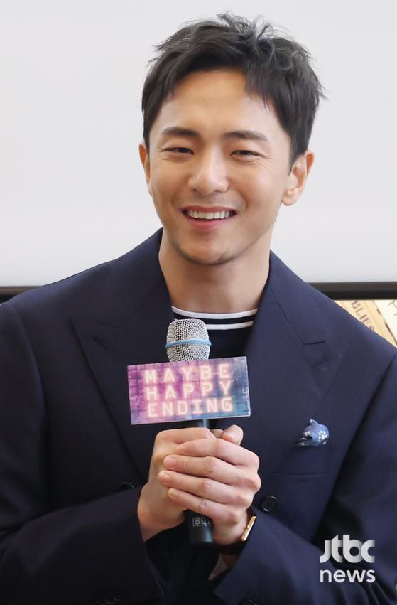 뮤지컬 '어쩌면 해피엔딩' 박천휴 작가가 24일 서울 중구 명동 커뮤니티하우스 마실에서 개최 된 제78회 토니어워즈 6관왕 수상 기념 국내 매체 기자간담회에 참석했다. 김현우 엔터뉴스팀 기자 kim.hyunwoo3@jtbc.co.kr (콘텐트비즈니스본부)