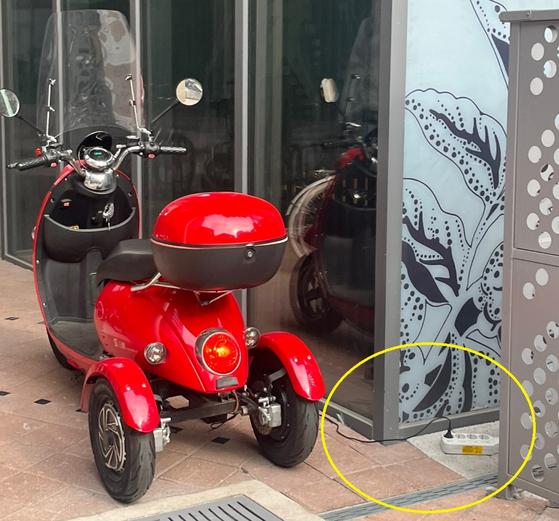 카페 전기를 사용해 전동 오토바이를 충전하는 한 이용객 〈JTBC 사건반장 제보 사진〉