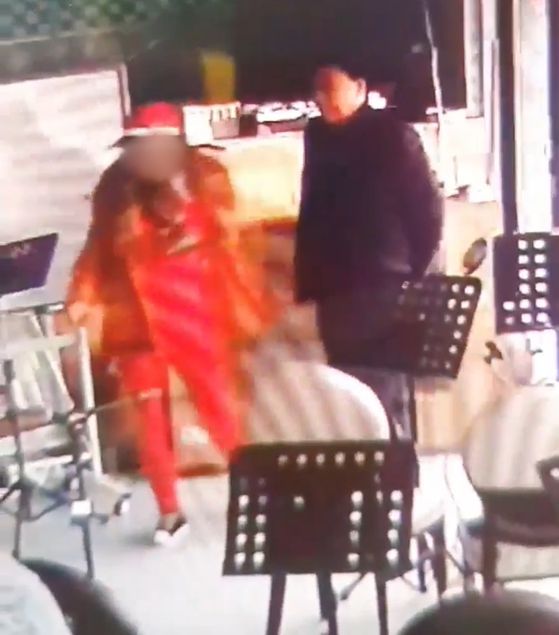 지난 2023년 12월 김진하 강원 양양군수와 여성 민원인이 카페 안에서 함께 있는 모습 CCTV 화면 캡처. 이날 김 군수는 여성 민원인으로부터 현금 500만 원을 받고 성관계를 맺어 성적 이익을 수수한 혐의로 1심 재판에서 유죄를 인정받았다.