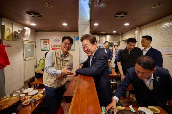 이재명 대통령이 26일 점심 식사를 위해 방문한 서울 용산 대통령실 인근 한 식당에서 시민과 대화하고 있다. 〈사진=대통령실 제공, 연합뉴스〉