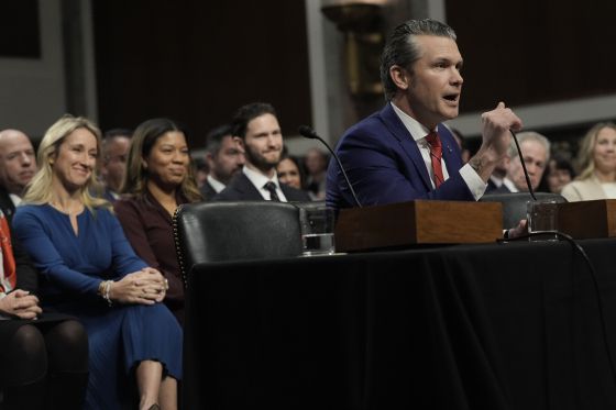 지난 1월 인사청문회에서 답변하고 있는 피트 헤그세스 국방장관의 모습. 사진 왼쪽의 푸른색 옷을 입은 여성이 헤그세스 장관의 부인 제니퍼 라우셰다. 미국 인사청문회는 가족이 참관하기도 한다. (사진=연합뉴스)