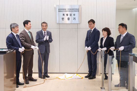 김건희 특검팀 현판식. 왼쪽부터 문홍주 특검보, 박상진 특검보, 민중기 특별검사, 김형근 특검보, 오정희 특검보, 홍지항 지원단장.〈사진=연합뉴스〉