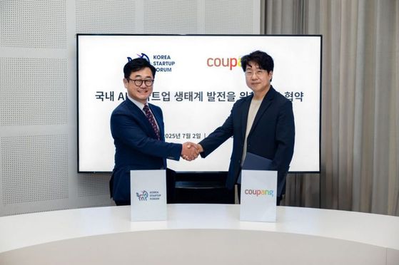 전경수 쿠팡 전무(오른쪽)와 구태언 코리아스타트업포럼 부의장이 기념 촬영하고 있다. 〈사진=쿠팡〉