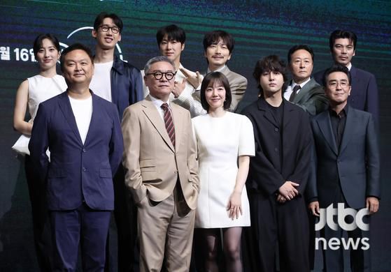 8일 오전 서울 콘래드 호텔에서 디즈니+의 오리지널 시리즈 '파인: 촌뜨기들' 제작발표회가 열렸다. 강윤성 감독, 배우 류승룡, 양세종, 임수정, 김의성, 김성오, 김종수, 이동휘, 정윤호, 이상진, 김민이 참석했다. 박세완 엔터뉴스팀 기자 park.sewan@jtbc.co.kr