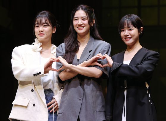 9일 서울 서초구 예술의전당 CJ토월극장에서 열린 연극 '셰익스피어 인 러브' 기자간담회에서 비올라를 연기한 배우 이주영(왼쪽부터), 박주현, 김향기가 포즈를 취하고 있다. 〈사진=연합뉴스〉