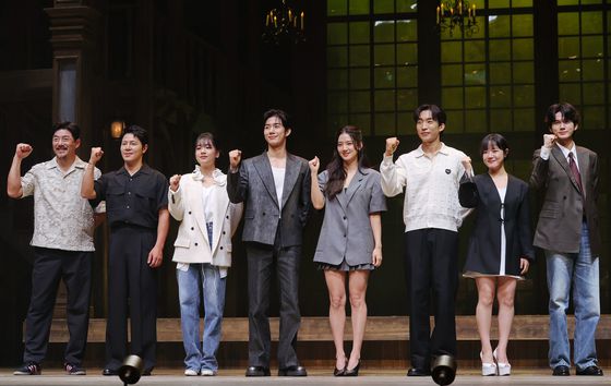 9일 서울 서초구 예술의전당 CJ토월극장에서 열린 연극 '셰익스피어 인 러브' 기자간담회에서 배우 임철형(왼쪽부터), 이규형, 이주영, 손우현, 박주현, 이상이, 김향기, 옹성우가 포즈를 취하고 있다. 〈사진=연합뉴스〉