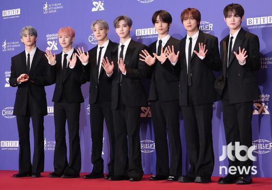 그룹 NCT드림이 14일 오전 서울 롯데시네마 월드타워에서 정규 5집 '고 백 투 더 퓨처' 제작발표회에 참석해 포토타임을 갖고 있다. 박세완 엔터뉴스팀 기자 park.sewan@jtbc.co.kr