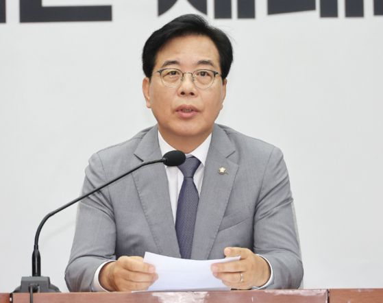 송언석 국민의힘 비상대책위원장 겸 원내대표가 15일 국회에서 열린 원내대책회의에서 발언하고 있다. 〈사진=연합뉴스〉