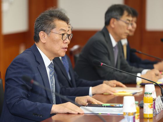 〈YONHAP PHOTO-3037〉 인사말하는 김용빈 사무총장   (과천=연합뉴스) 김도훈 기자 = 15일 경기 과천시 중앙선거관리위원회에서 열린 국정기획위원회 정치행정분과-중앙선관위 업무간담회에서 김용빈 사무총장이 인사말을 하고 있다. 2025.7.15   superdoo82@yna.co.kr/2025-07-15 16:49:00/ 〈저작권자 ⓒ 1980-2025 ㈜연합뉴스. 무단 전재 재배포 금지, AI 학습 및 활용 금지〉