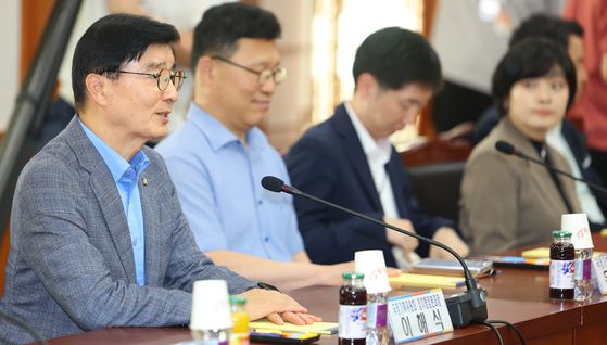 〈YONHAP PHOTO-3041〉 인사말하는 이해식 분과장   (과천=연합뉴스) 김도훈 기자 = 국정기획위원회 이해식 정치행정분과장이 15일 경기 과천시 중앙선거관리위원회에서 열린 업무간담회에서 인사말을 하고 있다. 2025.7.15   superdoo82@yna.co.kr/2025-07-15 16:49:41/ 〈저작권자 ⓒ 1980-2025 ㈜연합뉴스. 무단 전재 재배포 금지, AI 학습 및 활용 금지〉