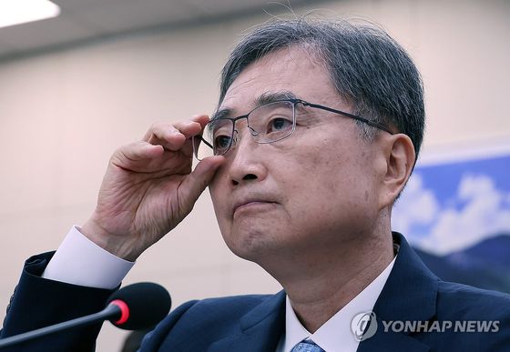 조현 외교부 장관 후보자가 17일 서울 여의도 국회 외교통일위원회에서 열린 인사청문회에서 안경을 고쳐 쓰고 있다. 〈사진=연합뉴스〉