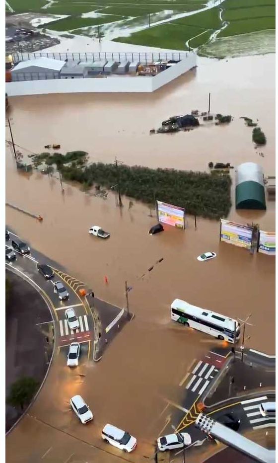 〈YONHAP PHOTO-2953〉 시간당 100mm 폭우 내린 서산 물바다   (서산=연합뉴스)