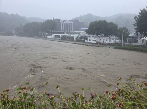 호우특보가 내린 17일 전남 담양군 향교교 인근에서 영산강이 불어나 있다. 〈사진=담양군·연합뉴스〉