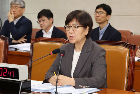 정은경 보건복지부 장관 후보자가 18일 국회 보건복지위원회에서 열린 인사청문회에서 의원 질의에 답변하고 있다. 〈사진=연합뉴스〉