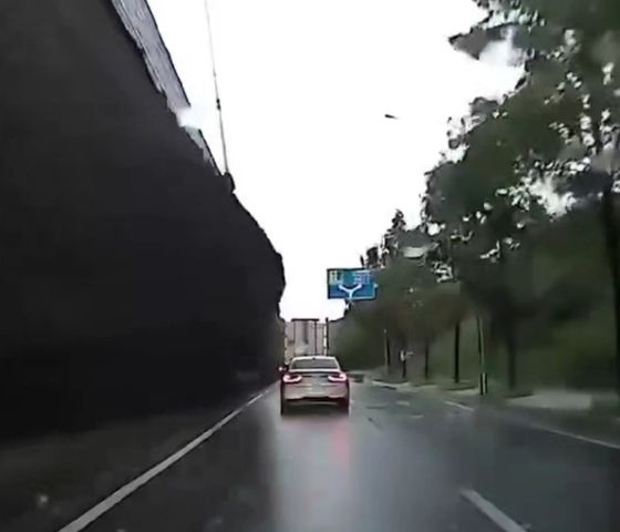 오산 옹벽 붕괴 순간의 화면. 상부 방호벽과 하부 옹벽 사이 부분이 터져나간 모습이 확인됩니다.