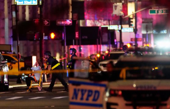 현지시간 28일 오후 6시 30분쯤 미국 뉴욕 맨해튼 파크 애비뉴 345번지의 한 고층 건물 안에서 총격이 발생했다. 이 사건으로 경찰을 포함한 4명이 사망했다. 총격범은 현장에서 스스로 목숨을 끊은 것으로 파악된다. 〈사진=로이터·연합뉴스〉