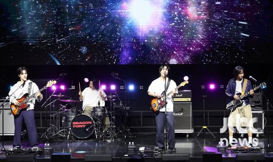 그룹 드래곤포니가 29일 오후 서울 예스24 원더로크홀에서 디지털 싱글 '지구소년' 쇼케이스 무대에 올라 공연을 펼치고 있다. 박세완 엔터뉴스팀 기자 park.sewan@jtbc.co.kr