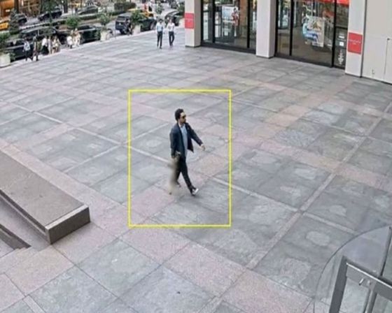 오른손에 총을 든 채 사건이 발생한 건물 안으로 들어가는 총격범의 모습. 〈사진=CNN〉