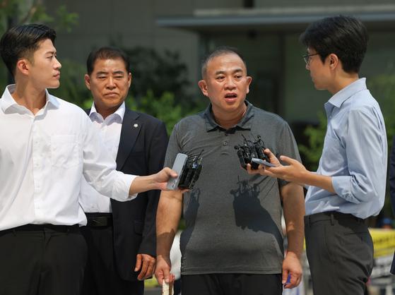 국민의힘 공천 개입 의혹 핵심 당사자인 명태균 씨가 1일 뇌물공여 혐의 피의자 신분으로 조사를 받기 위해 서울 종로구에 위치한 김건희 특검 사무실로 출석하고 있다. 〈사진=연합뉴스〉