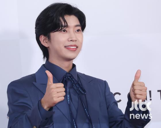 가수 임영웅이 10일 오후 인천 남동구 남동체육관에서 열린 '2023 더팩트 뮤직 어워즈(THE FACT MUSIC AWARDS)' 레드카펫 행사에 참석해 포즈를 취하고 있다. 김현우 엔터뉴스팀 기자 kim.hyunwoo3@jtbc.co.kr (콘텐트비즈니스본부)